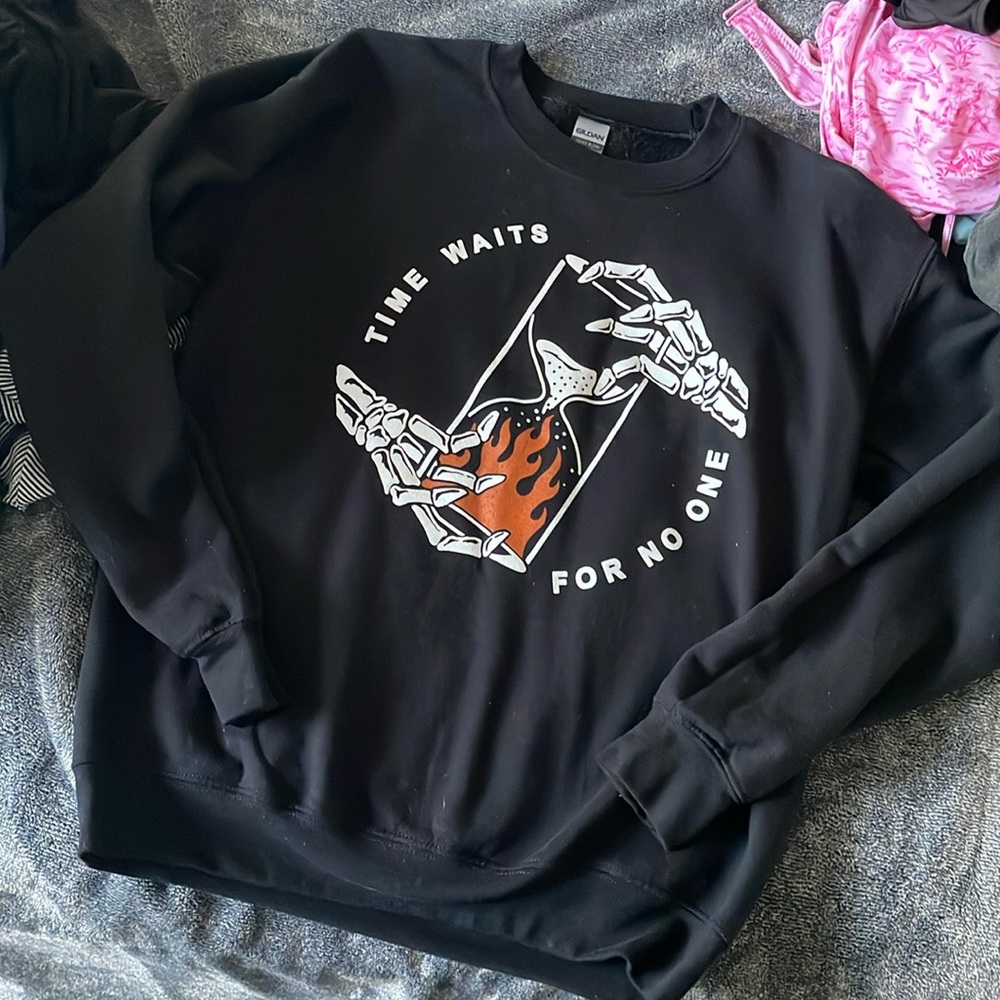 Skull hands crew neck